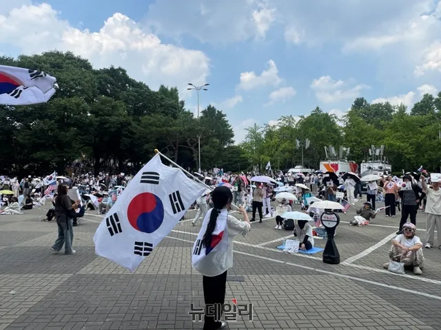 장기화 대비하는 올림픽공원 시위 … 자원봉사자 음료 배부·시위대 간...

6&middot;3 지방선거 투표용지 부족 사태로 촉발된 서울 송파구