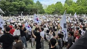 [포토뉴스 2] "재선거 검토해야"…청년들, 선관위 책임론 제기

잠실 집회 현장에서는 일부 시민들이 '재선거 검토'를 요구하는 
