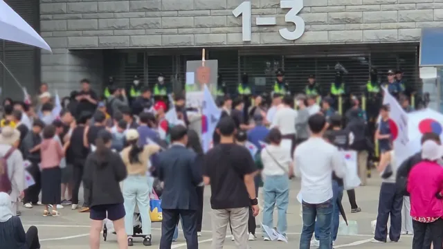 법원, '투표용지 부족' 현장검증...개표소 시위도

법원이 투표용지 부족 사태가 발생한 잠실 투표소에서 현장 검증을 했습니다.개표소에서는 엿새
