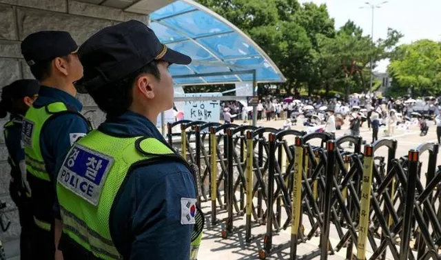 '중국 공안'으로 몰린 경찰, 결국 실명 공개…"경찰 인권 고민해야"

잠실 개표소 시위에 투입된 경찰들 중 일부가 중국 공안이라는 주장이 담긴