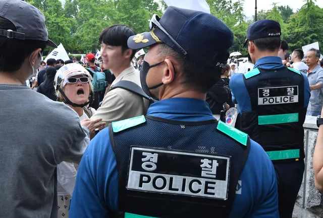 시위대에 "테무 경찰이냐" 조롱받은 경찰관… "퍼붓는 욕설 힘들어"

(선관위 용지 부족 사태) 서울 송파구 올림픽공원 개표소 시위 현장에 투입