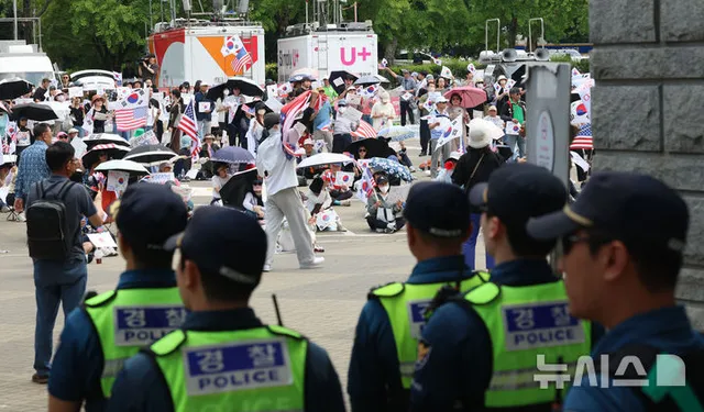 엿새째 이어지는 잠실 개표소 봉쇄 시위

[서울=뉴시스] 권창회 기자 = 제9회 전국동시지방선거 투표용지 부족 사태에 항의하며 개표소 봉쇄 시위