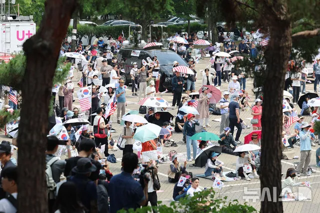 엿새째 이어지는 잠실 개표소 봉쇄 시위

[서울=뉴시스] 권창회 기자 = 제9회 전국동시지방선거 투표용지 부족 사태에 항의하며 개표소 봉쇄 시위