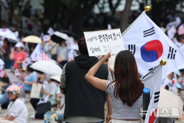 잠실 개표소 봉쇄 시위 엿새째

[서울=뉴시스] 권창회 기자 = 제9회 전국동시지방선거 투표용지 부족 사태에 항의하며 개표소 봉쇄 시위를 이어가