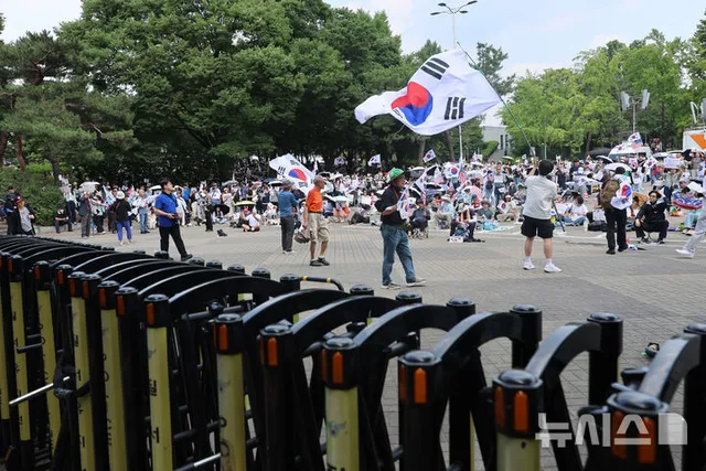잠실 개표소 봉쇄 시위 엿새째

[서울=뉴시스] 권창회 기자 = 제9회 전국동시지방선거 투표용지 부족 사태에 항의하며 개표소 봉쇄 시위를 이어가