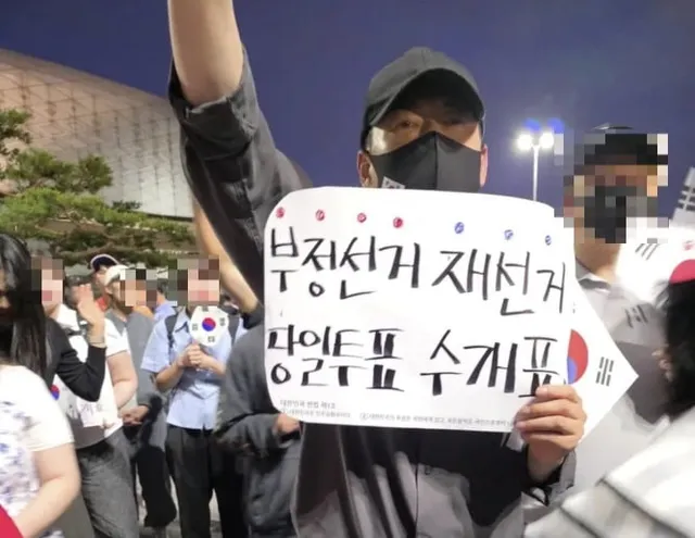 '부정선거' 팻말 든 장동혁…민주당 "윤어게인 망령"

'부정선거' 팻말 든 장동혁…민주당 "윤어게인 망령", 장동혁, '부정선거' 팻말 들어 