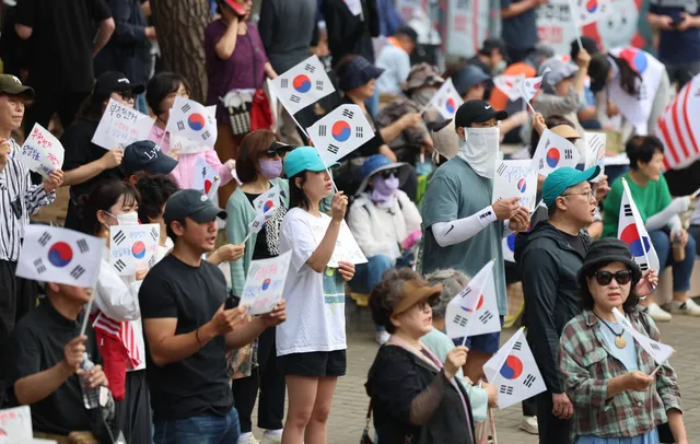 ‘투표지 부족’ 사태 일주일…재선거 요구 넘어 선관위 개혁론 확산

▲10일 서울 송파구 올림픽공원 핸드볼경기장에 설치된 개표소 앞에서 시민들이
