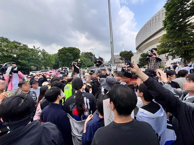 “국대 월급도 못 준다” 호소에도…잠실 시위대 막무가내 봉쇄

시위대의 경기장 봉쇄로 국대 월급 지급도 막혔다