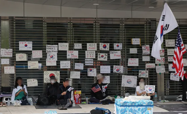 오늘도 ‘경기장 진입’ 실패한 대한체육회 직원들…경찰 통제도 안 먹...

6·3 지방선거 투표용지 부족 사태에 반발하는 시위대가 봉쇄 중인 서