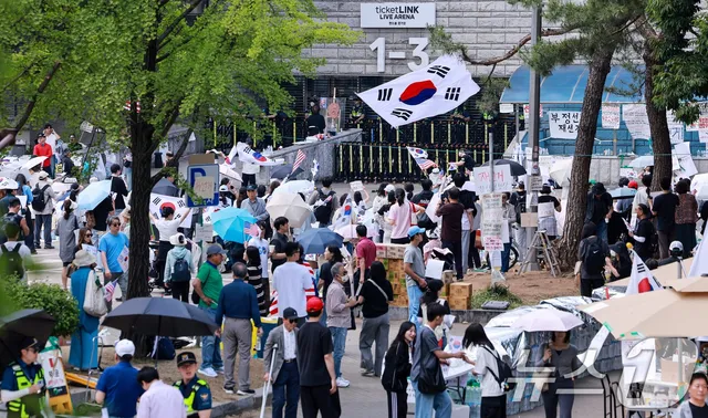 "업무 터전 뺏겨"…'봉쇄 시위'에 체육단체들 업무 차질(종합)

"내일부터 가산세 부과되는데 …피해 보상 누가" 핸드볼경기장 내 12개 단체 
