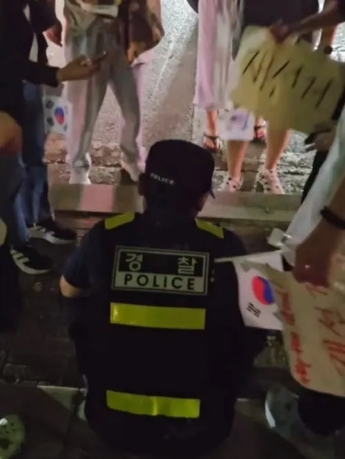 잠실시위대에 “테무경찰” 조롱당한 경찰관 심경…“작정하고 욕설 퍼...

잠실 개표소 봉쇄 시위 현장에서 경찰관이 참가자들의 조롱과 욕설, ‘테