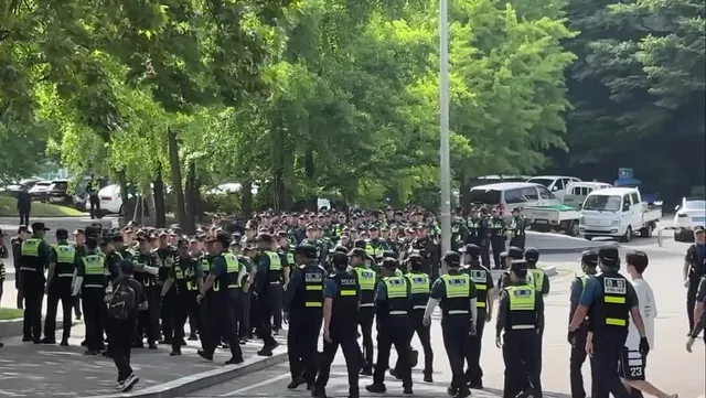 여기 지금 집합한 경찰분들은
 마스크끼신분들이 없다