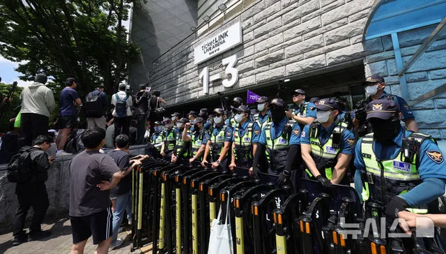 잠실 시위서 조롱당한 경찰 간부 "기동대원 보호 어려워…경권 회복해야...

[서울=뉴시스]최은수 기자 = '잠실 개표소 봉쇄 시위' 현장에 투