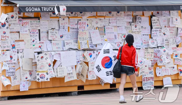 재선거 요구 메시지로 가득

(서울=뉴스1) 이호윤 기자 = 제9회 전국동시지방선거 투표용지 부족 사태를 규탄하며 재선거를 요구하는 집회가 계속