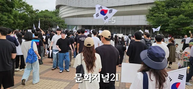 심상치 않은 2030 여론, 정치권 잠실發 분노에 '촉각'

서울 잠실 일대에서 이어지고 있는 대규모 집회가 정치권의 새로운 관심사로 떠오르고 