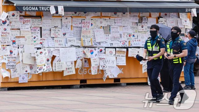 재선거 요구 메시지로 가득한 컨테이너 카페

(서울=뉴스1) 이호윤 기자 = 제9회 전국동시지방선거 투표용지 부족 사태를 규탄하며 재선거를 요구