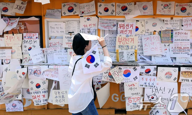 계속되는 올림픽공원 개표소 시위

(서울=뉴스1) 이호윤 기자 = 제9회 전국동시지방선거 투표용지 부족 사태를 규탄하며 재선거를 요구하는 집회가