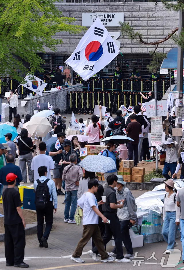 태극기 흔들며 구호 외치는 시민들

(서울=뉴스1) 이호윤 기자 = 제9회 전국동시지방선거 투표용지 부족 사태를 규탄하며 재선거를 요구하는 집회