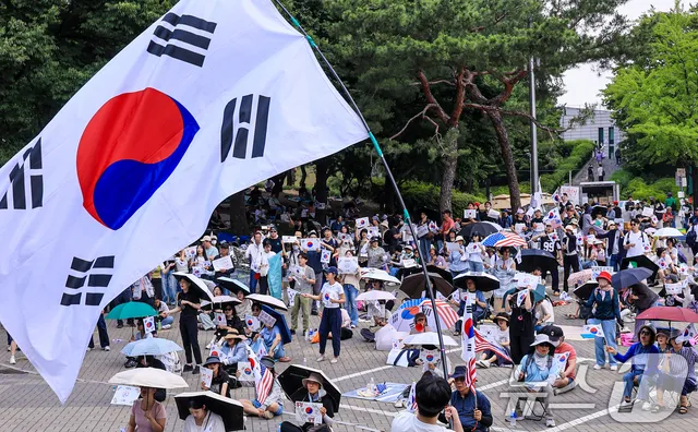 태극기 들고 외치는 '재선거'

(서울=뉴스1) 이호윤 기자 = 제9회 전국동시지방선거 투표용지 부족 사태를 규탄하며 재선거를 요구하는 집회가 