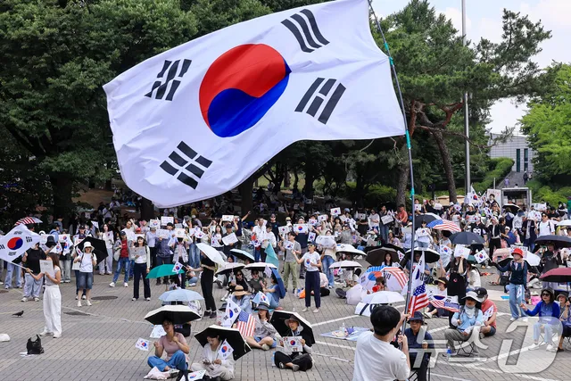 엿새째 이어지는 잠실 개표소 시위

(서울=뉴스1) 이호윤 기자 = 제9회 전국동시지방선거 투표용지 부족 사태를 규탄하며 재선거를 요구하는 집회