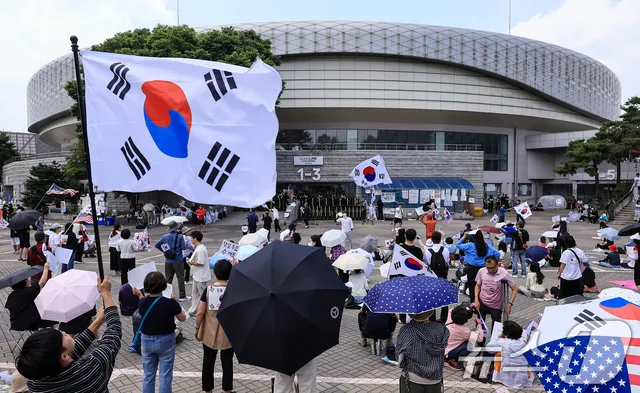 '잠실 시위'

(서울=뉴스1) 이호윤 기자 = 제9회 전국동시지방선거 투표용지 부족 사태를 규탄하며 재선거를 요구하는 집회가 계속되는 10일 
