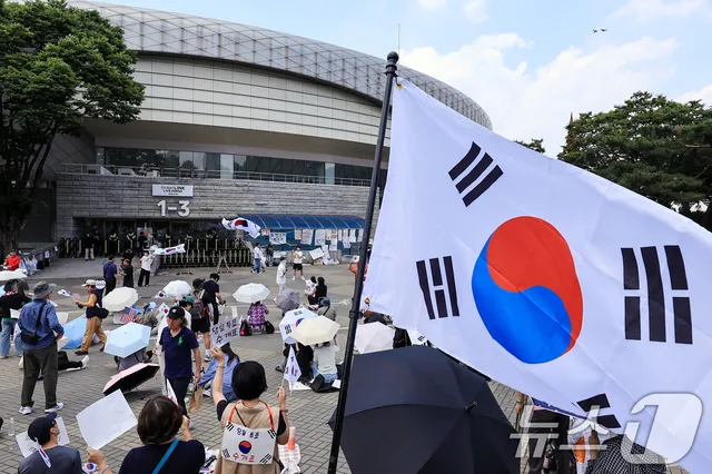 '개표소 시위' 엿새째

(서울=뉴스1) 이호윤 기자 = 제9회 전국동시지방선거 투표용지 부족 사태를 규탄하며 재선거를 요구하는 집회가 계속되는