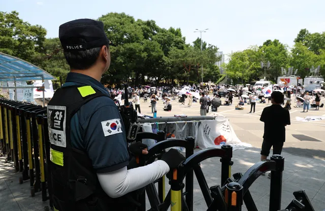 "경찰 인권 고민해봐야 할 때"…잠실시위 투입 경정, '경권 회복' 문제제...

‘잠실 개표소 봉쇄 시위’ 현장에서 시위 참가자들로부터 조롱과