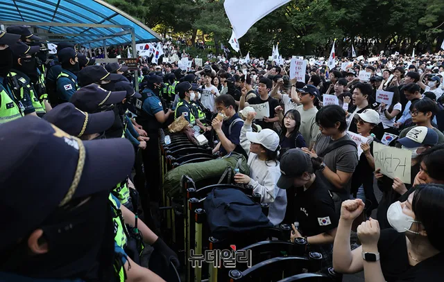 잠실 시위서 '중국 경찰' 조롱당한 현직 경찰 … 내부망에 '경권 회복' ...

잠실 개표소 시위에 투입됐다가 시위 참가자들에게 조롱과 욕설을
