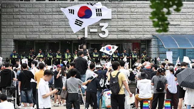 "정치권, 당황하고 있다"…잠실 시위서 확인된 2030 여론 '촉각'

6&middot;3 지방선거의 투표용지 부족 사태가 촉발한 시위에 정치권