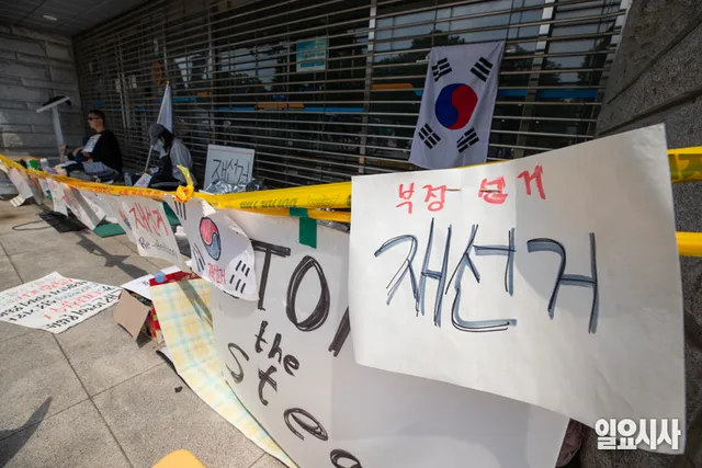 [포토] 엿새째 이어지는 잠실 개표소 봉쇄 시위

10일 서울 송파구 올림픽공원 SK올림픽핸드볼경기장에서 시민들이 개표소 출입구 봉쇄 시위를 하