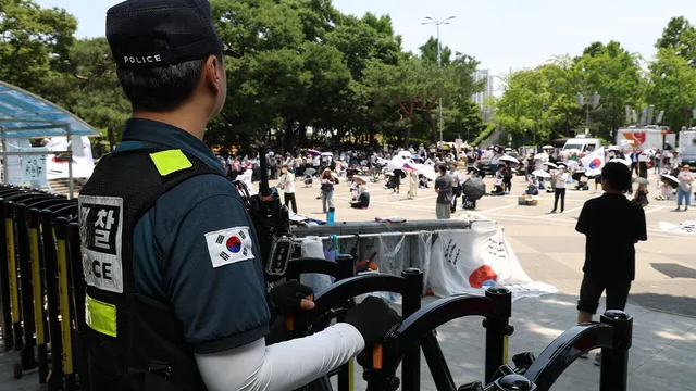 "중국인" "왕따냐" 잠실서 조롱당한 경찰, 실명 글 게시

(사진 속 인물은 기사 내용과 관련이 없습니다) '잠실 개표소 봉쇄 시위'에 투입됐