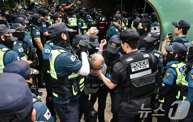 투표용지 시위에 갇힌 현직 경찰관 "경찰권 어디까지 추락했나"

'중국산·테무짭새' 등 비방…"퍼붓는 욕설 감정 추스르기 힘들어" "성공적 집회