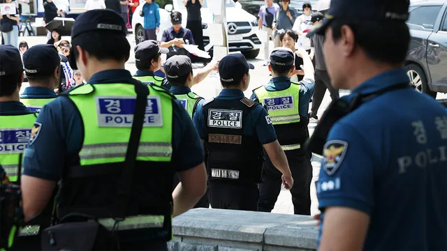 시위대에 조롱당한 경찰, 내부망에 글‥"멸시 심각‥우리는 상처받고 있...

서울 송파구 올림픽공원 개표소 봉쇄 시위 현장에서 감금과 조롱 피해