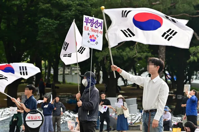 참정권 시위에 부정선거론 편승… 공정·불신 엉킨 ‘혼란의 잠실’

6·3 지방선거 ‘투표용지’ 부족 사태로 촉발된 ‘참정권 시위’가 10일에도 