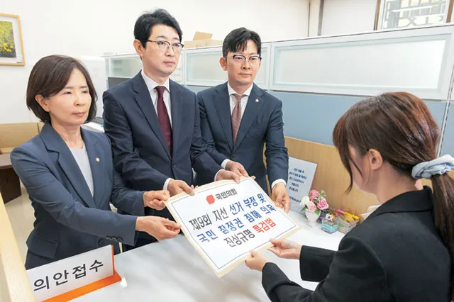 [단독]“용지 부족” SOS 받고도 6시간 ‘우왕좌왕’… 주먹구구 선관위

6·3 지방선거 당일 투표용지 부족 사태는 인쇄량을 각 지역 선거관리