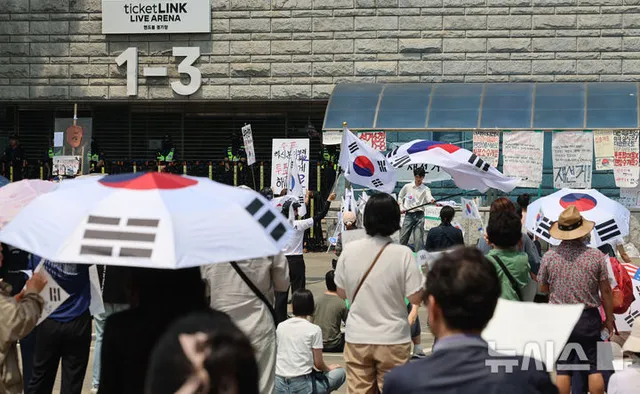 잠실 개표소 앞 재선거 촉구 시위

[서울=뉴시스] 권창회 기자 = 제9회 전국동시지방선거 투표용지 부족 사태에 항의하며 개표소 봉쇄 시위를 이