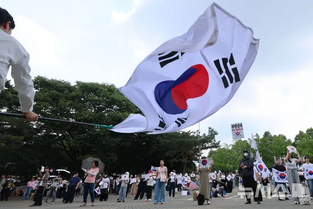 잠실 개표소 앞 재선거 촉구 시위

[서울=뉴시스] 권창회 기자 = 제9회 전국동시지방선거 투표용지 부족 사태에 항의하며 개표소 봉쇄 시위를 이