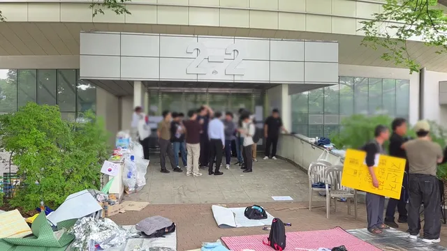 잠실개표소 봉쇄시위 엿새째...체육단체 경기장 진입 또 불발

개표가 진행됐던 경기장을 둘러싸고 출입을 막는 시위가 엿새째 이어지면서 대한체육회
