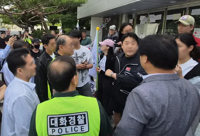 “선수들 월급도 못 줘” 개표소 봉쇄시위에 출근 못하는 체육단체들…...

잠실 개표소 봉쇄 시위가 엿새째 이어지며 올림픽공원 핸드볼경기장 입주