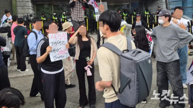 시위대 검문에 "시진핑 개XX" 인증…대한체육회 또 출근 못해

6·3 지방선거 투표용지 부족 사태로 시작된 서울 송파구 잠실 집회에서 시위대가