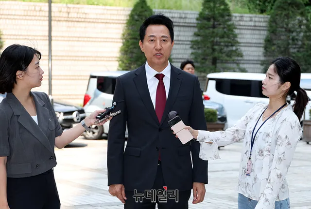 오세훈, 당선 뒤 첫 재판 출석 … "특검, 범죄자·피해자 뒤바꿔 기소"

여론조사비 대납 의혹으로 기소된 오세훈 서울시장이 6&middot;3