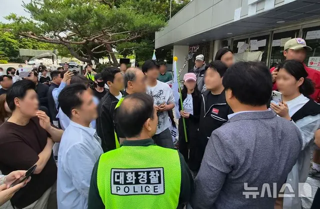 '잠실 개표소 봉쇄' 엿새째…체육단체, 진입 막혀

[서울=뉴시스]조수원 기자 = 서울 송파구 잠실 개표소 봉쇄 시위가 엿새째로 접어드는 가운데