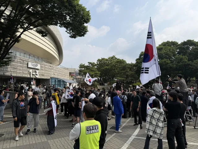 잠실 개표소 엿새째 '봉쇄'…업무 마비된 입주 체육단체 '분통'

6·3 지방선거 잠실 지역 개표소인 올림픽공원 핸드볼경기장의 봉쇄 시위가 6일