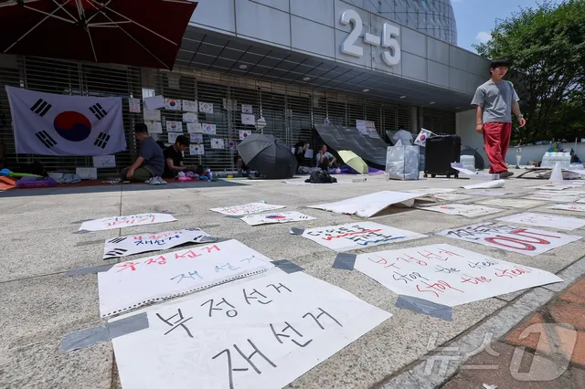 '수당 지급해야 하는데'…체육단체들, 봉쇄 시위에 또 경기장 진입 못 ...

"들여보내" "일반인 안 돼" 시위자 간 의견 엇갈려 6·3 지방