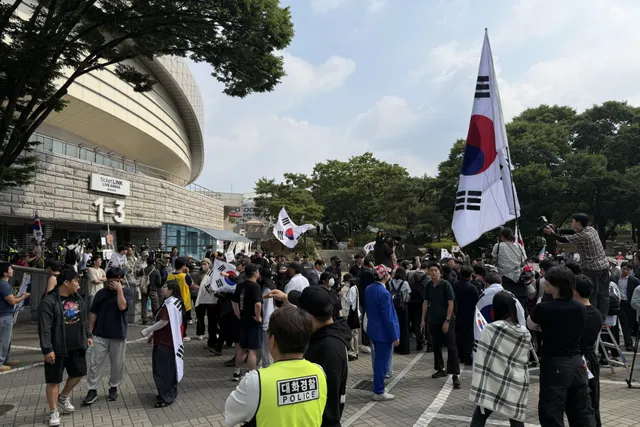 올림픽공원 개표소 엿새째 봉쇄…체육단체 마비

6·3 지방선거 잠실 지역 개표소인 서울 올림픽공원 핸드볼경기장에 입주한 체육단체 직원들이 10일
