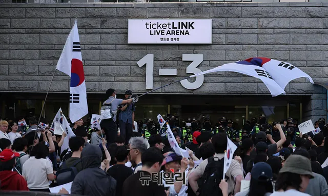 '잠실 개표소 시위' 엿새째 송파경찰서장 사의 … "건강상 이유"

6&middot;3 지방선거 당시 발생한