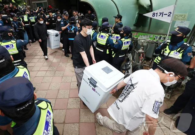 법원, 오늘 '투표지 부족' 잠실7동 투표소 현장 검증

용지 보관 상자·CCTV 등 증거보전…외형·봉인 여부 확인 6·3 지방선거 '투표용지 