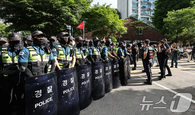 잠실 투표소 '기동대 中공안' 음모론 활개…경찰 "외국인 임용 불가"

'외국인 경찰' '中 공안 한국 활동' 법·제도상 불가능 "불신 근원 직