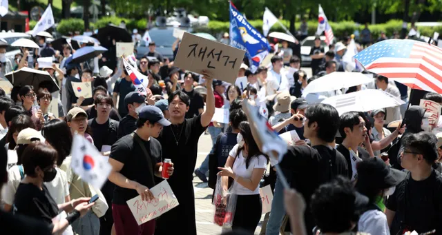 [시대리포트]"진보=기득권, 보수=공정함"?…2030이 잠실 뒤덮은 이유

"성조기가 아닌 태극기만 흔들어 주세요. " "부정선거 말고 재선거만