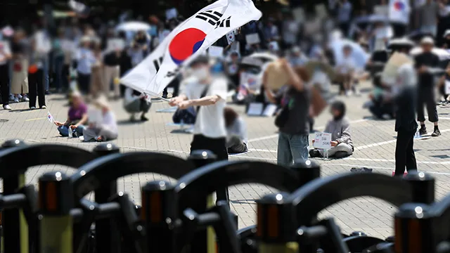 잠실 개표소 봉쇄 엿새째…전국 각 대학 시국선언 예정

6·3 지방선거 투표용지 부족 사태에 항의하는 송파 개표소 봉쇄 시위가 엿새째를 맞았습니